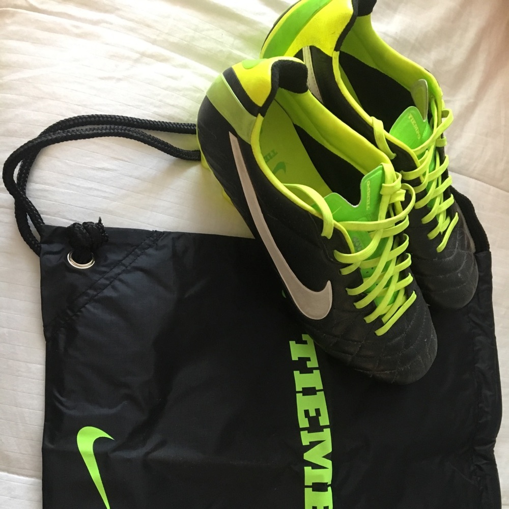 Nike tempo only worn once soccer cleats. Size 8.5